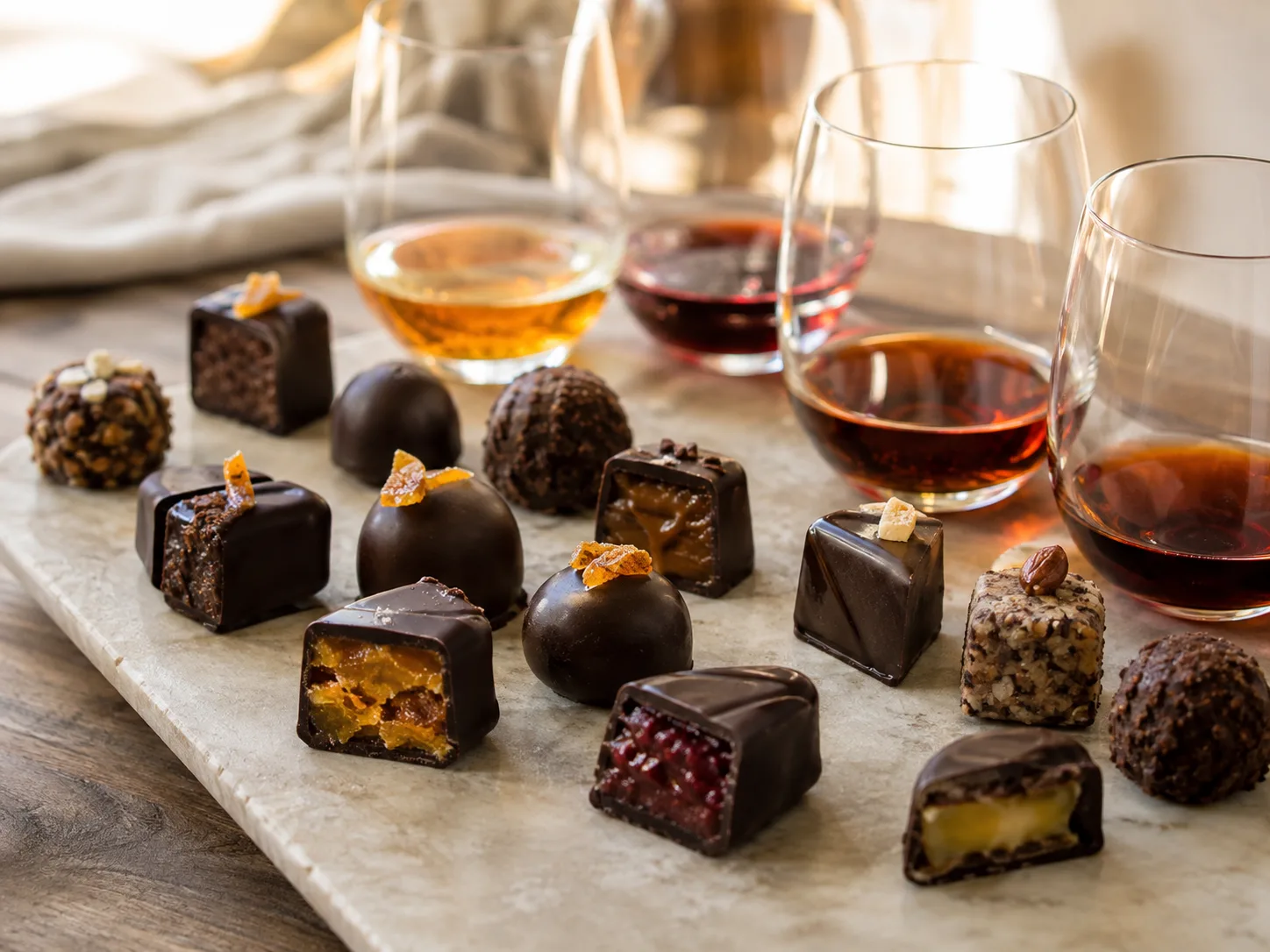 Chocolate caramel, hạt và trái cây ghép cùng vang ngọt và cường hóa