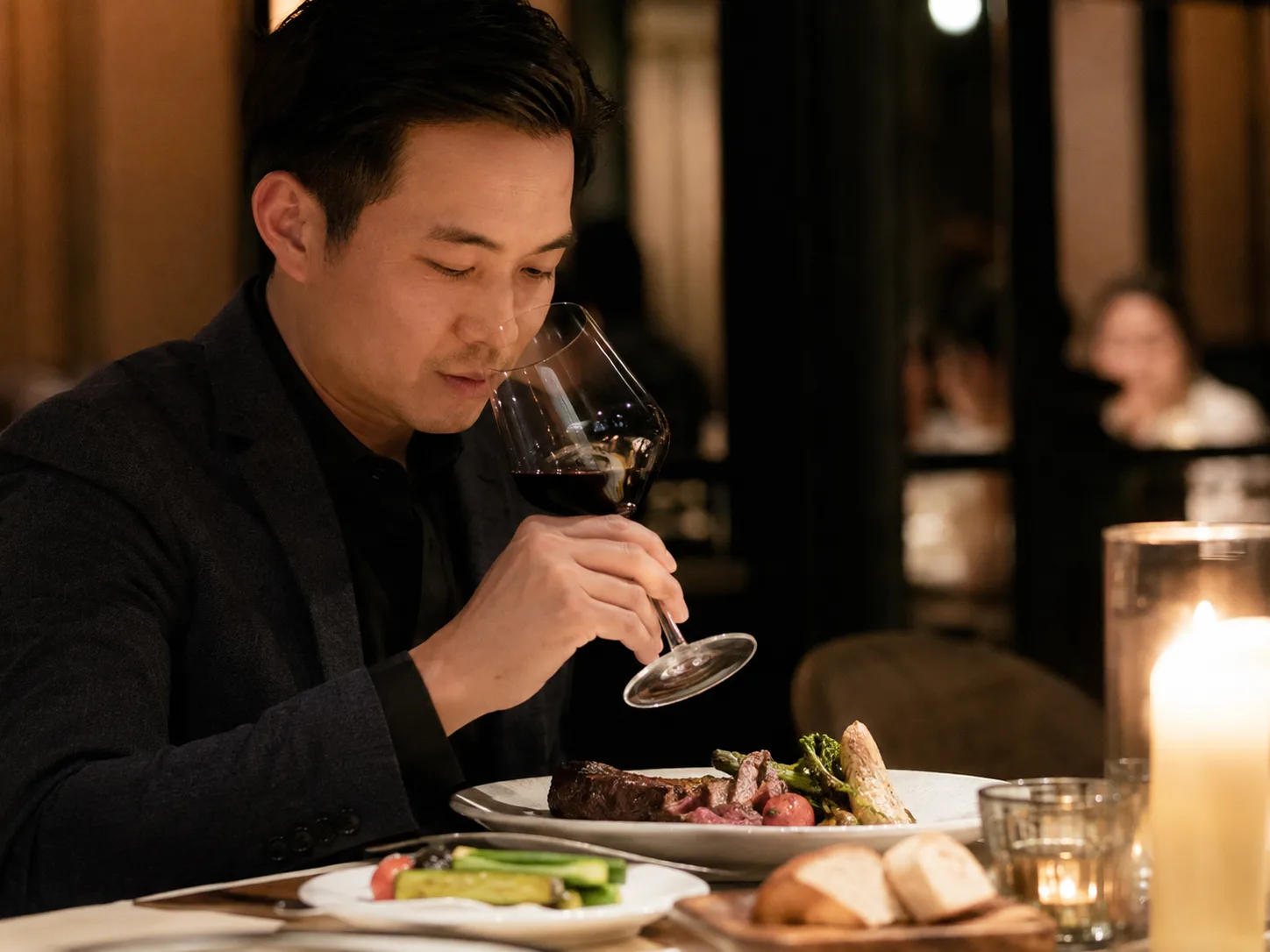 Người Việt thực hành cách nếm rượu vang cùng món ăn