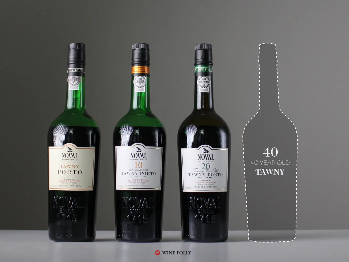 Ba phong cách Tawny Port với màu sắc khác nhau bên cạnh trái cây khô và thùng gỗ sồi
